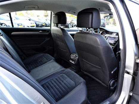 Volkswagen Passat - 1.6 TDI Business Edition R Automaat | Navigatie | R-Line | Xenon | Alcantara | N - 1