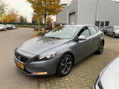 Volvo V40 - 2.0 D2 Momentum Business 6-versn., Navigatie, Trekhaak, Climate control - 1