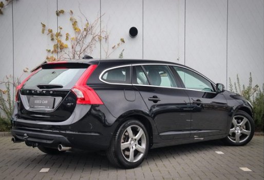 Volvo V60 - 2.0T Aut. Momentum, Trekhaak, Navi, PDC V+A - 1