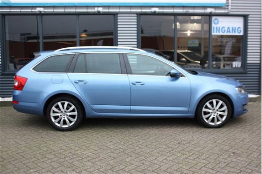 Skoda Octavia Combi - 1.6 TDI NAVI XENON LED LEDER CLIMA CRUISE STOELVERWARMING AFNMB TREKHAAK PDC 1 - 1