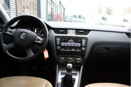 Skoda Octavia Combi - 1.6 TDI NAVI XENON LED LEDER CLIMA CRUISE STOELVERWARMING AFNMB TREKHAAK PDC 1 - 1