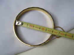 Armband goudkleurig met werkje klapmodel 5.9 cm