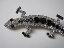 Broche zilverkleurige krokodil / hagedis heldere en zwarte kristal rijnsteentjes 9.2x3.3 cm.