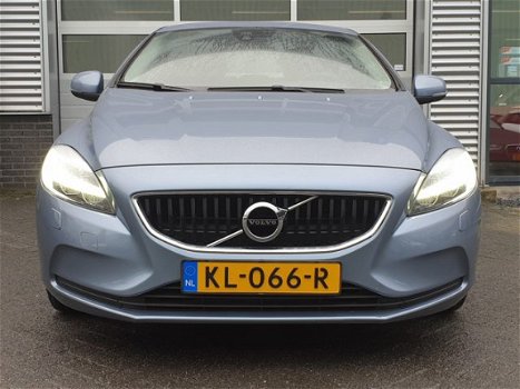 Volvo V40 - 1.5 T3 Momentum*Automaat* Navigatie*Pdc*Lm velgen Trekhaak - 1