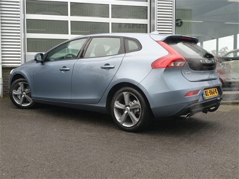 Volvo V40 - 1.5 T3 Momentum*Automaat* Navigatie*Pdc*Lm velgen Trekhaak - 1