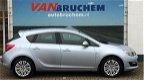 Opel Astra - 1.4 Design Edition Airco/ Navigatie/ Lichtmetalen velgen/ Trekhaak/ Parkeersensoren - 1 - Thumbnail