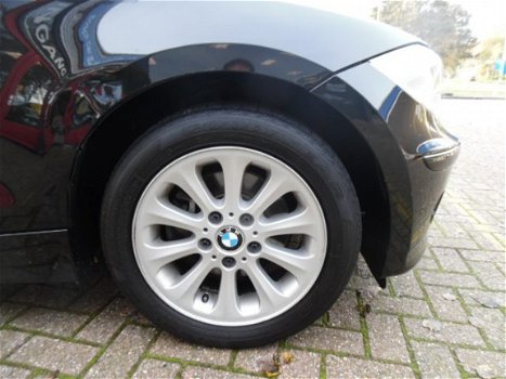 BMW 1-serie - 120i High Executive AIRCO CRUISE CONTROL LEER NAVI Financiering vanaf € 133, 00 per ma - 1