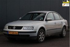 Volkswagen Passat - 2.3 V5 Trendline Airco/Elek.Pakket/Prima rijdend