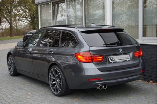 BMW 3-serie Touring - 320d High Exe Navi|Pano|Xenon|Cruis Grijs Metallic - 1