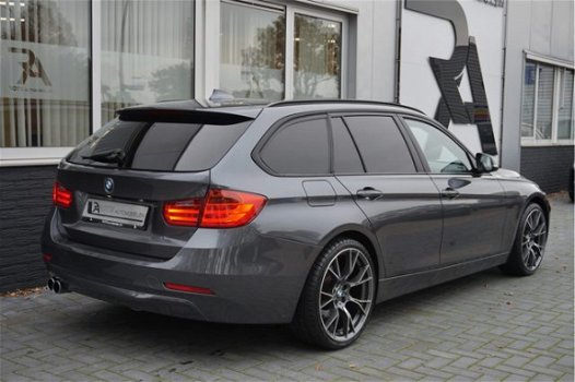 BMW 3-serie Touring - 320d High Exe Navi|Pano|Xenon|Cruis Grijs Metallic - 1