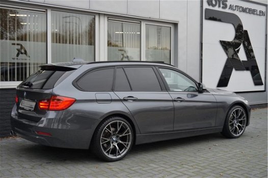 BMW 3-serie Touring - 320d High Exe Navi|Pano|Xenon|Cruis Grijs Metallic - 1