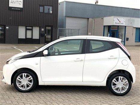 Toyota Aygo - 1.0 VVT-i X-Play 5-DEURS l LED l CAMERA l AIRCO - 1