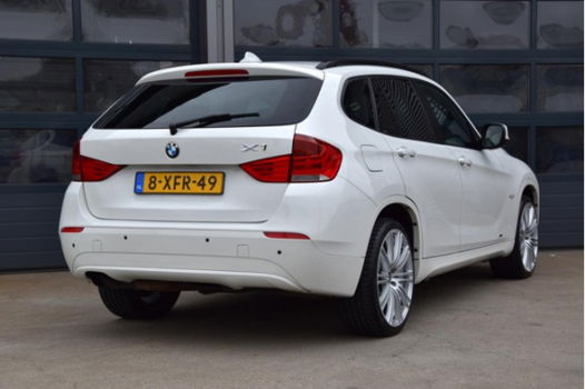 BMW X1 - SDrive18i Executive * AUTOMAAT * PANORAMA * NAVIGATIE * KETTING VERVANGEN - 1