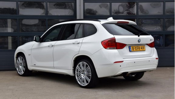 BMW X1 - SDrive18i Executive * AUTOMAAT * PANORAMA * NAVIGATIE * KETTING VERVANGEN - 1