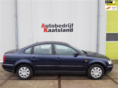 Volkswagen Passat - 1.8-5V Trendline - 1