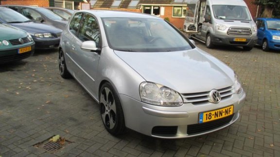 Volkswagen Golf - 1.6 FSI Sportline - 1