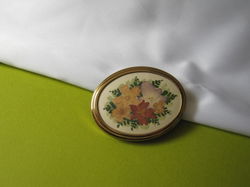Broche Mary Bentin goudkleurig met handbeschilderde bloemen achter kunststof 4.9x3.8 cm.