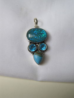 Kettinghanger verzilverd met blauwe stenen 5.4x2.4 cm.