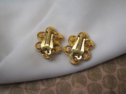Oorbellen goudkleurig met cognackleurige kristal rijnstenen 3.1x2.2 cm.