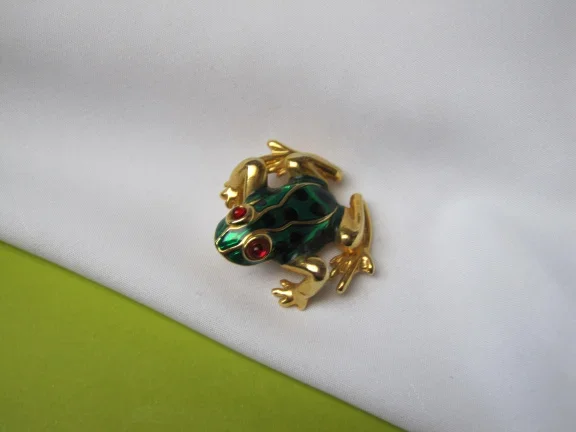 Broche goudkleurig groen zwart emaille kikker met rode oogjes 3.8x3.5 cm. - Afbeelding 2