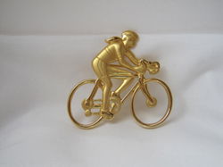 Broche JJ goudkleurige wielrenner op fiets 5.1x4.9 cm.