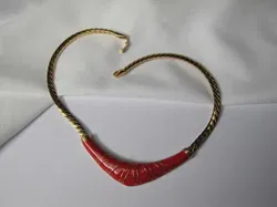 Ketting goudkleurig en rood emaille choker 40.3 cm