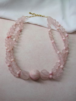 Ketting twee strengen roze opaak en gemarmerde kunststof kralen 47-54 cm