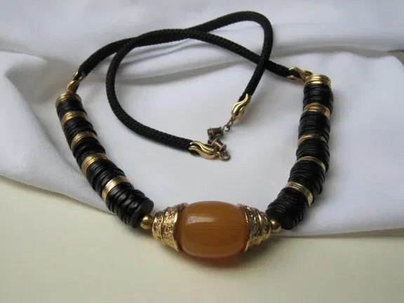 Ketting schijfjes en lucite kralenhanger cleopatra model 62 cm - nr. 1