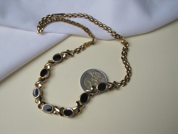 Ketting goudkleurig en zwart emaille O en X model 45.5 cm - Afbeelding 2