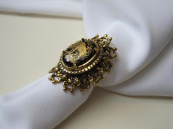 Ring maat 18 variabel goudkleurig met zwart vergulde keramiek porseleinen stier cabochon