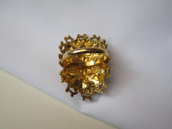 Ring maat 18 variabel goudkleurig met zwart vergulde keramiek porseleinen stier cabochon - Afbeelding 2
