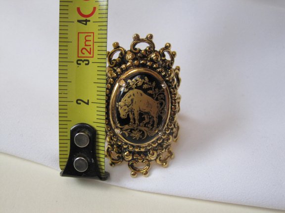 Ring maat 18 variabel goudkleurig met zwart vergulde keramiek porseleinen stier cabochon - Afbeelding 3