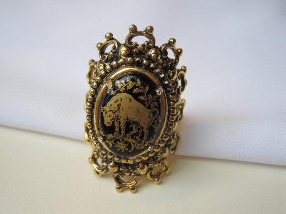 Ring maat 18 variabel goudkleurig met zwart vergulde keramiek porseleinen stier cabochon - Afbeelding 4