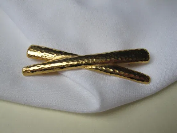 Broche Monet goudkleurig gehamerd kruis model 6.4x1.9 cm - nr. 1