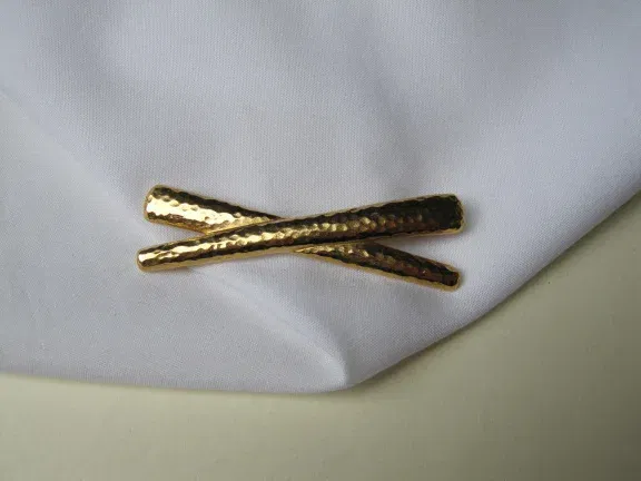 Broche Monet goudkleurig gehamerd kruis model 6.4x1.9 cm - Afbeelding 2