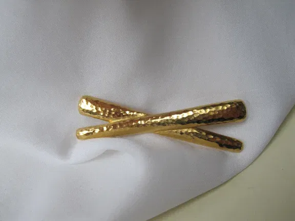 Broche Monet goudkleurig gehamerd kruis model 6.4x1.9 cm - Afbeelding 3