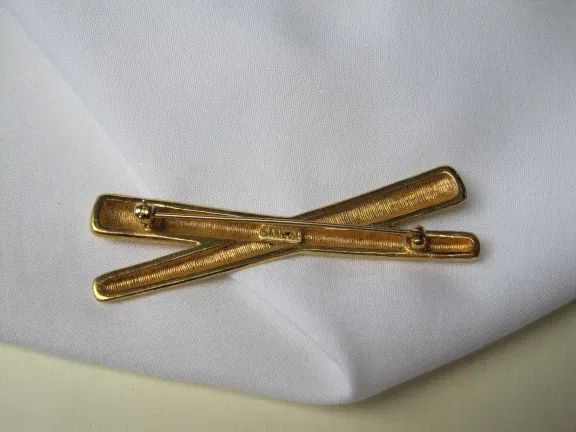 Broche Monet goudkleurig gehamerd kruis model 6.4x1.9 cm - Afbeelding 4