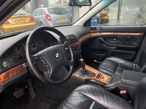 BMW 5-serie Touring - 528i Executive Climate-C, Cruise-C, Leder, Stuurbed, LM velg, Goed onderhouden - 1