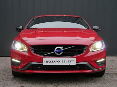 Volvo S60 - D3 150PK R-Design / Schuifdak / Park Assist / 19 inch - 1