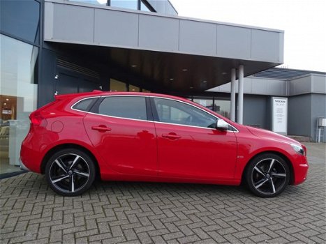 Volvo V40 - D2 R-Design Business Sport Navi Xenon Stoelverwarming - 1