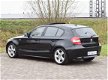 BMW 1-serie - 120i High Executive automaat / eerste eigenaar / navigatie / leer / glazen schuifdak / - 1 - Thumbnail