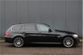 BMW 3-serie Touring - 318i Business Line Style Panorama/Elek.dak/Leer/Xenon/Parkeersensor v, a/Navi - 1 - Thumbnail