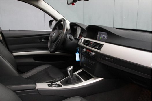 BMW 3-serie Touring - 318i Business Line Style Panorama/Elek.dak/Leer/Xenon/Parkeersensor v, a/Navi - 1