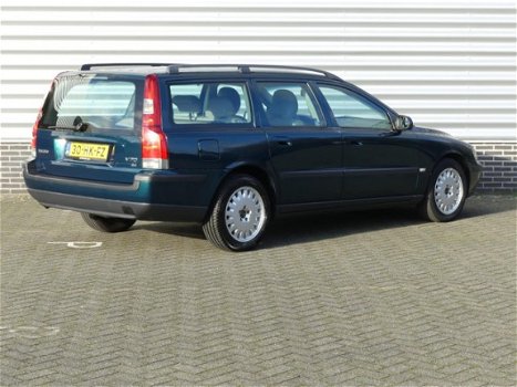 Volvo V70 - 2.4 Comfort Line Automaat, Airco, APK 11-'20 - 1