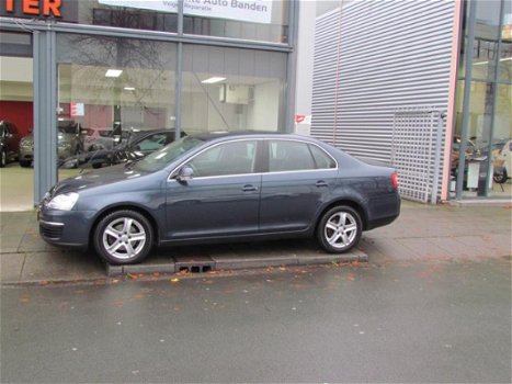 Volkswagen Jetta - 2.0 FSI Comfortline - 1