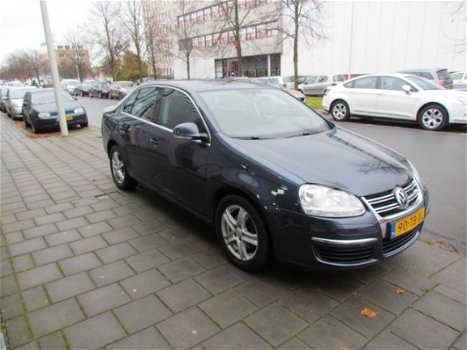 Volkswagen Jetta - 2.0 FSI Comfortline - 1