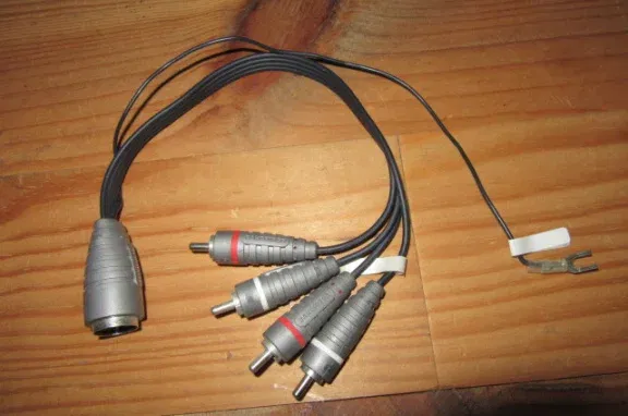 Kabel DIN5 female naar 4 tulp male met aarde - NIEUW - Afbeelding 2