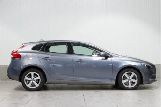 Volvo V40 - Euro6 2.0 D2 Aut. Navigatie CruiseControl ParkAssist 120pk - 1