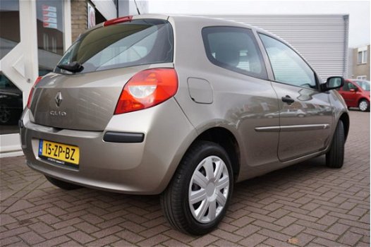 Renault Clio - 1.2I-16V Special Line - 1