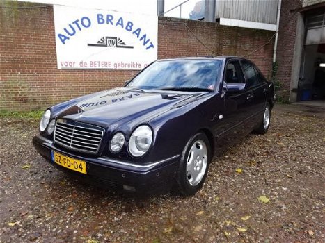 Mercedes-Benz E-klasse - 300 TD Avantgarde let op let op km stand en boekjes aanwezig - 1